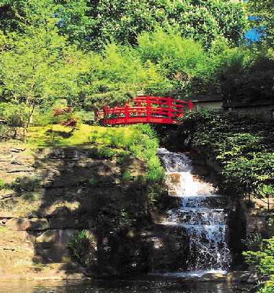 Garten mit Brücke